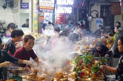 Hà Nội: Chợ Hàng Bè nhộn nhịp người sắm lễ tiễn ông Công ông Táo