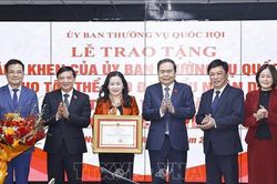 Chủ tịch Quốc hội trao tặng Bằng khen cho tập thể Báo Đại biểu Nhân dân