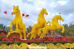 Bộ 3 ngựa vàng 'Tam mã phi thiên' ở Đà Nẵng gây chú ý