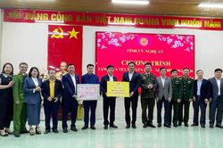 Phó Bí thư Thường trực Tỉnh ủy Hoàng Nghĩa Hiếu chúc Tết đồng bào, chiến sĩ tại xã Tam Quang