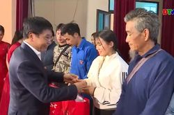 Bộ trưởng Bộ Tài chính Nguyễn Văn Thắng thăm, tặng quà tại xã Na Sang