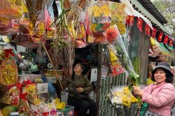 Người dân chen chân sắm lễ ngày Tết ông Công ông Táo