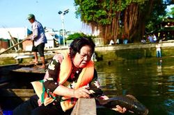 Người TPHCM thuê ghe ra giữa sông để thả cá, tiễn ông Công, ông Táo