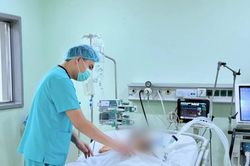 Ngộ độc thuốc lá điện tử, nam thanh niên hôn mê sâu phải thở máy cấp cứu