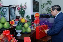 Thủ tướng dâng hương các cố lãnh đạo Đảng, Nhà nước và thăm, chúc Tết nguyên lãnh đạo Đảng, Nhà nước