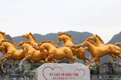Linh vật 'Bát Mã' khổng lồ tung vó dũng mãnh tại Quảng Ninh