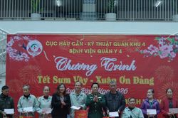 Gần 240 suất quà trao tặng bệnh nhân nghèo dịp Tết