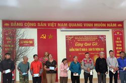 Phó Chủ tịch UBND tỉnh Hoàng Phú Hiền trao quà Tết cho các hộ nghèo tại xã Nghĩa Mai