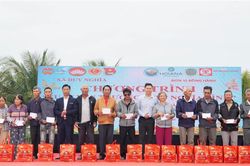 Hội đồng hương Duy Nghĩa tại Thành phố Hồ Chí Minh trao quà Tết tại quê nhà
