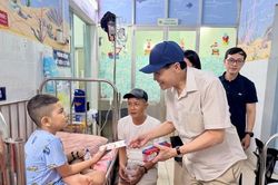 Ông Johnathan Hạnh Nguyễn lì xì bệnh nhi Bệnh viện Nhi Đồng 2