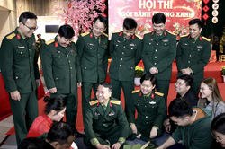 Rộn ràng không khí gói bánh chưng tại Bảo tàng Lịch sử Quân sự Việt Nam
