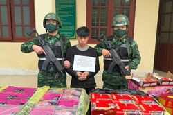 Bộ đội Biên phòng Lào Cai bắt giữ đối tượng vận chuyển trái phép 1,5 tạ pháo qua biên giới