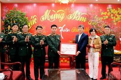 Phó Chủ tịch UBND tỉnh Ngô Hạnh Phúc thăm, tặng quà một số đơn vị làm nhiệm vụ trực Tết