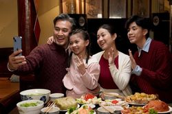 Ông bố sững người trước câu hỏi của con gái trong phim Tết của Tập đoàn Viettel