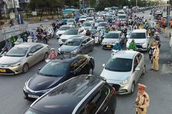 Hà Nội: Cấm xe taxi vào giờ cao điểm trên phố Khâm Thiên từ ngày 14/2
