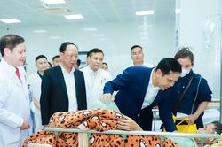 Chủ tịch UBND tỉnh Võ Trọng Hải thăm, động viên lực lượng vũ trang, công nhân, bệnh nhân trước thềm Xuân mới