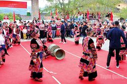 Xây dựng và phát triển văn hóa, con người