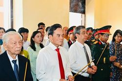 Đoàn đại biểu TPHCM dâng hương tưởng nhớ Chủ tịch Hồ Chí Minh và Chủ tịch Tôn Đức Thắng