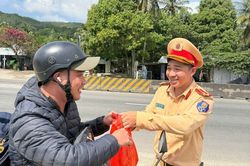 CSGT Quảng Ngãi đồng hành cùng người dân về quê đón Tết