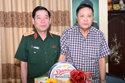 Thượng tướng Nguyễn Văn Gấu chúc Tết cán bộ lão thành tại Cần Thơ