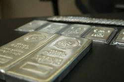 Giá bạc thế giới lao dốc sau thông tin Nga đề xuất tái sử dụng đồng USD trong thương mại quốc tế