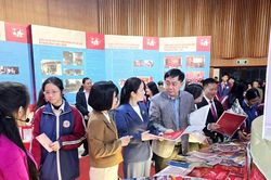 Khi những trang báo mở ra giữa lòng xuân