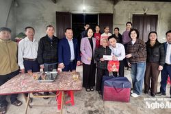 Sẻ chia với những hoàn cảnh đặc biệt khó khăn trong chương trình 'Nghĩa tình dòng Lam'