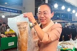 Livestream bán hải sản, Bí thư đặc khu Cô Tô giúp bà con bán hàng mỏi tay