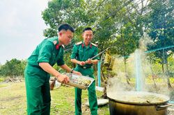 Xuân về, đỏ lửa nồi bánh tét nơi doanh trại