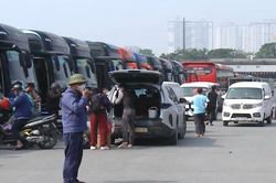 Tăng cường xe khách, phục vụ người dân về quê đón Tết