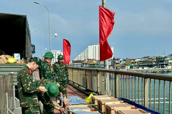 Trận địa pháo hoa trên Cầu Nhật Lệ sẵn sàng 'khai hỏa'