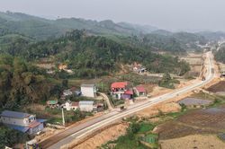 Nhộn nhịp thi công đường Hồ Chí Minh đoạn Chợ Chu - Ngã ba Trung Sơn