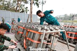 Trận địa pháo hoa bên Hồ Gươm sẵn sàng khai hỏa đón Giao thừa