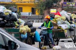 Công nhân môi trường Nghệ An làm việc xuyên đêm ngày cận Tết