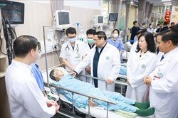 Thủ tướng thăm, chúc Tết, động viên y bác sĩ và bệnh nhân tại các bệnh viện