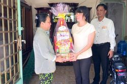 Lãnh đạo phường Mỹ Phong thăm, chúc tết gia đình chính sách, hộ khó khăn và nông dân trồng hoa