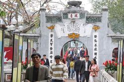 Thong dong tìm 'lộc' bình an ngày mùng 1 Tết