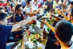 Lạm dụng rượu bia dịp Tết: Nguy cơ sức khỏe và tai nạn giao thông