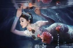 Địch Lệ Nhiệt Ba khiến khán giả 'nín thở' với tạo hình nàng tiên cá buổi dạ hội Tết Nguyên đán