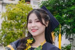 Sau tấm bằng thủ khoa là những ngày đứng bán đào giữa chợ xuân
