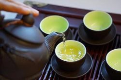Chén trà xanh tiếp khách đầu năm: Bí quyết chống lão hóa và ngăn ngừa tích mỡ bụng
