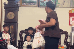 Bà ngoại 'quăng' cả túi tiền lì xì cho các cháu gây sốt
