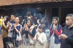 Mùng 2 Tết, hàng nghìn người dân đến chùa Đậu vãn cảnh, cầu an