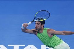 Carlos Alcaraz cứu 2 set point, thắng kịch tính trận ra quân Qatar Open 2026