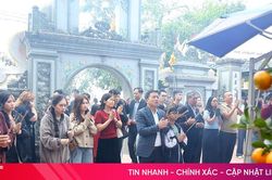 Người dân tấp nập về đền Chợ Củi cầu may đầu năm mới