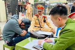 Bắt giữ thanh niên đi xe máy không mang biển số, tông ngã CSGT