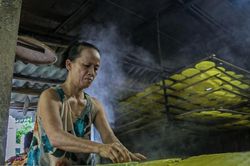 Giữ lửa làng nghề bánh tráng hơn 300 năm tuổi ở Huế