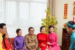 Lời chúc Tết - nét đẹp bền bỉ qua bao thế hệ người Việt