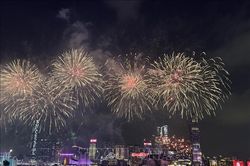 Pháo hoa thắp sáng Hong Kong (Trung Quốc) chào đón Xuân mới