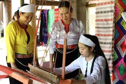 Thổ cẩm kể chuyện bản làng